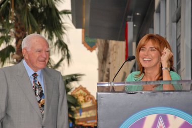 Yargıç Joseph A. Wapner ve yargıç Marilyn Milian Yargıç Joseph A.Wapner içine Hollywood Walk of Fame, indüksiyon törenle Hollywood, Ca. 11-12-09