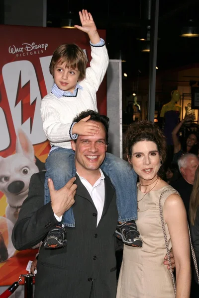 Diedrich Bader with Dulcy Rogers and their son — ストック写真