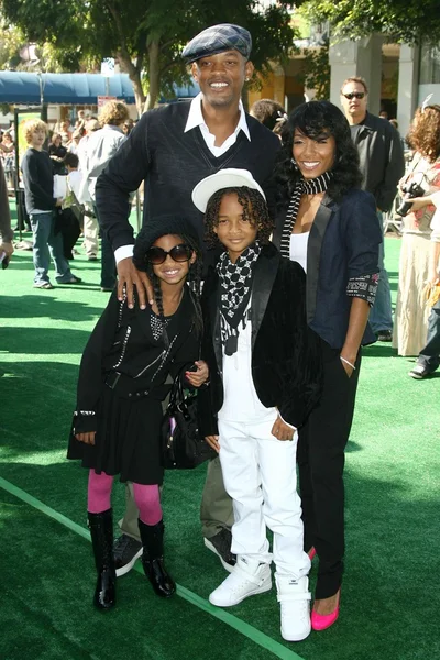 Will Smith and Jada Pinkett Smith with their children Willow and Jaden — Stock Photo, Image