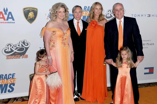 Nancy Davis y su familia con Tommy Hilfiger y su esposa Dee en la 16ª Carrera Anual para Borrar MS Gala 'Rock To Erase MS'. Hyatt Regency Century Plaza, Century City, CA. 05-08-09 — Foto de Stock