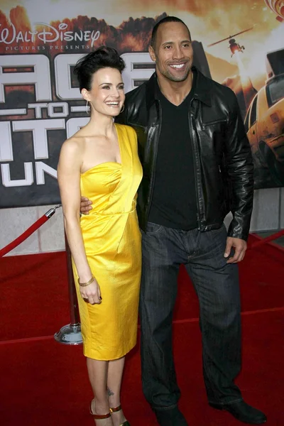 Carla Gugino e Dwayne Johnson — Fotografia de Stock