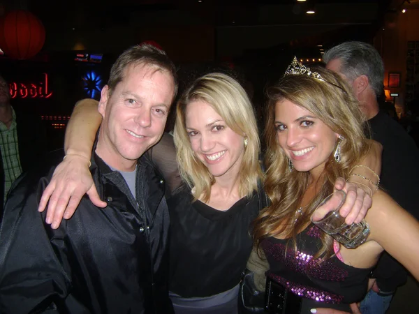 Keifer sutherland, renee intlekofer och bridgetta tomarchio på bridgetta tomarchio b-dag bash och babes in toyland leksak köra, lucky strike, hollywood, ca. 12-04-09 — Stockfoto