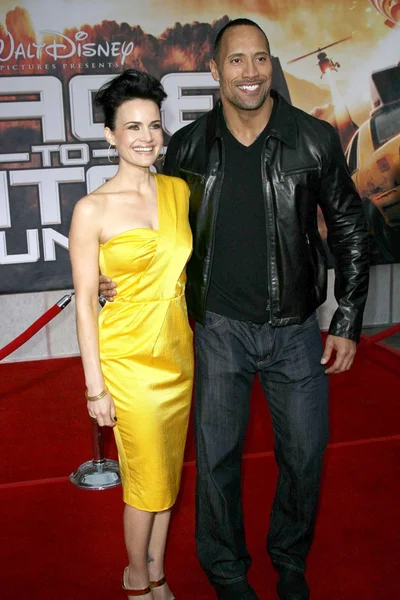 Carla Gugino y Dwayne Johnson —  Fotos de Stock