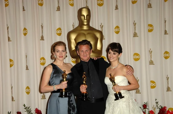 Kate winslet sean penn ve penelope cruz basın odasında 81 yıllık Akademi Ödülleri. Kodak Tiyatrosu, hollywood, ca. 02-22-09 — Stok fotoğraf