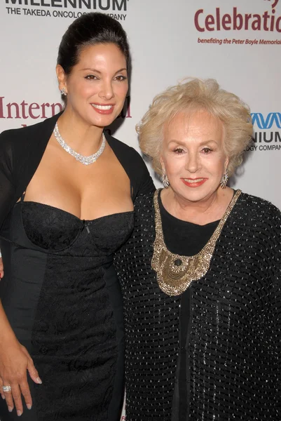 Alex Meneses and Doris Roberts at the International Myeloma Foundations 3rd Annual Comedy Celebration for the Peter Boyle Memorial Fund, Wilshire Ebell Theater, Los Angeles, CA. 11-07-09 — Stock Photo, Image