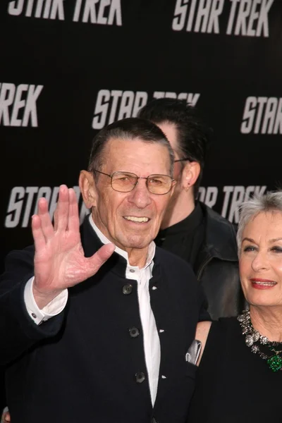 Leonard Nimoy e Susan Bay no Los Angeles Premiere de "Star Trek". Grauman 's Chinese Theatre, Hollywood, CA. 04-30-09 — Fotografia de Stock