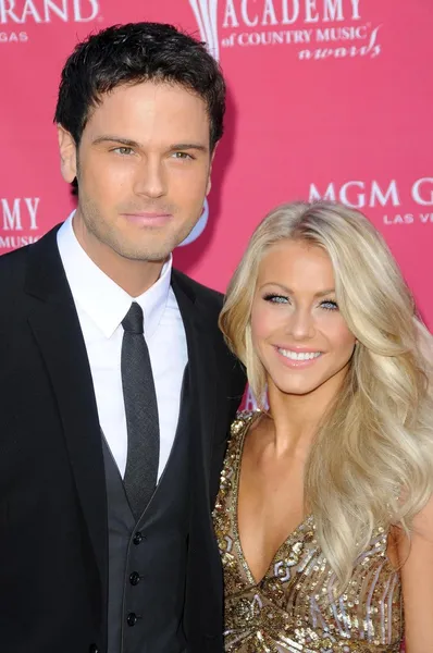 Chuck Wicks and Julianne Hough at the 44th Annual Academy of Country Music Awards. MGM Grand Garden Arena, Las Vegas, NV. 04-05-09 — 스톡 사진
