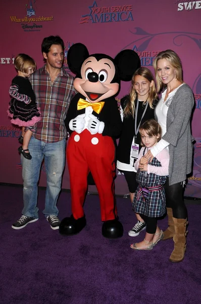 Peter Facinelli with Jennie Garth and family — Stock Photo, Image