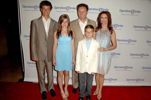 Mark Burnett con Roma Downey y la familia —  Fotos de Stock