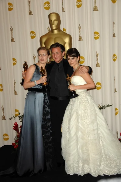Kate Winslet with Sean Penn and Penelope Cruz in the Press Room at the 81st Annual Academy Awards. Kodak Theatre, Hollywood, CA. 02-22-09 — Stock Photo, Image