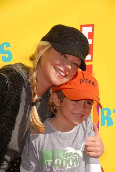 Charlotte Ross and her son — Stockfoto