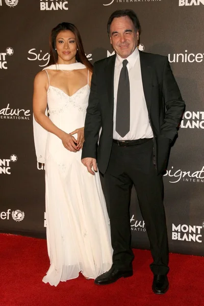 Oliver Stone y su esposa Sun-jung en la gala de caridad Montblanc 'Signature for Good'. Paramount Studios, Los Ángeles, CA. 02-20-09 — Foto de Stock