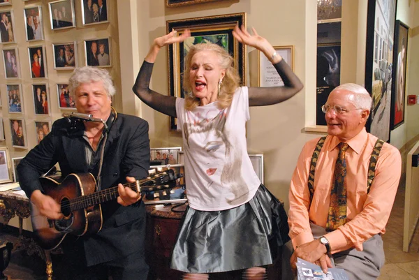 Smokey Miles performs for Julie Newmar and her brother — Stock Photo, Image