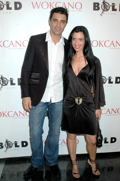 Gilles Marini and wife Carole — Stockfoto