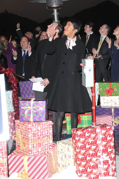 Natalie Cole en el Capitol Records 'Rooftop Christmas Tree Lighting, Capital Records, Hollywood, CA. 11-19-09 — Foto de Stock