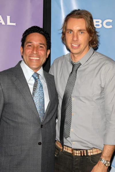 Oscar nunez und dax shepard bei nbc universal 's press tour cocktail party, langham hotel, pasadena, ca. 10-01-01 — Stockfoto