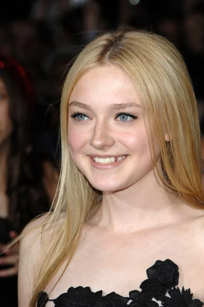 Dakota Fanning a "The Twilight Saga: New Moon" Los Angeles-i bemutatója, Mann falu Színház, Westwood, Ca. 11-16-09 — Stock Fotó