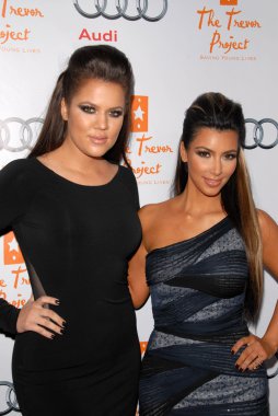 Khloe kardashian ve kim kardashian, trevor projenin 12 yıllık kırık Noel, tiyatro Wilshire, los angeles, ca. 12-06-09