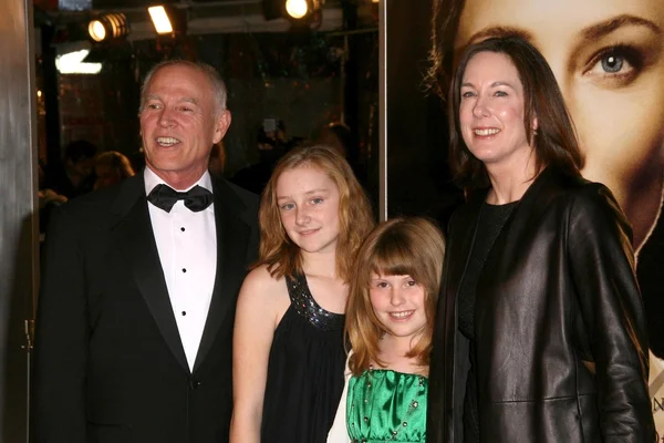 Frank Marshall with Kathleen Kennedy and family — 图库照片