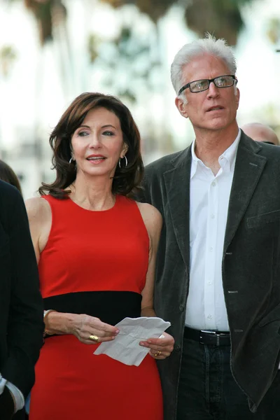 Mary Steenburgen with Ted Danson at the induction ceremony for Mary Steenburgen into the Hollywood Walk of Fame, Hollywood Blvd., Hollywood. CA. 12-16-09 — Stockfoto