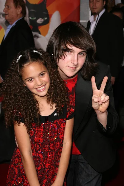 Madison Pettis and Mitchel Musso — 스톡 사진