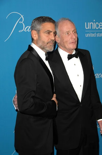 George Clooney și Jerry Weintraub la UNICEF Ball 2009 onorându-l pe Jerry Weintraub, Beverly Wilshire Hotel, Beverly Hills, CA. 12-10-09 — Fotografie, imagine de stoc