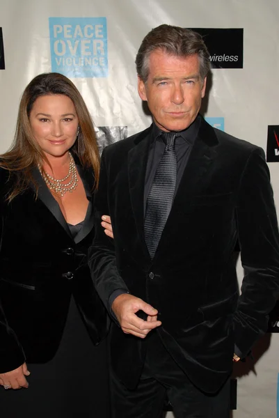 Keely Shaye Smith and Pierce Brosnan at the Peace Over Violence 38th Annual Humanitarian Awards, Beverly Hills Hotel, Beverly Hills, CA. 11-06-09 — Stock Photo, Image