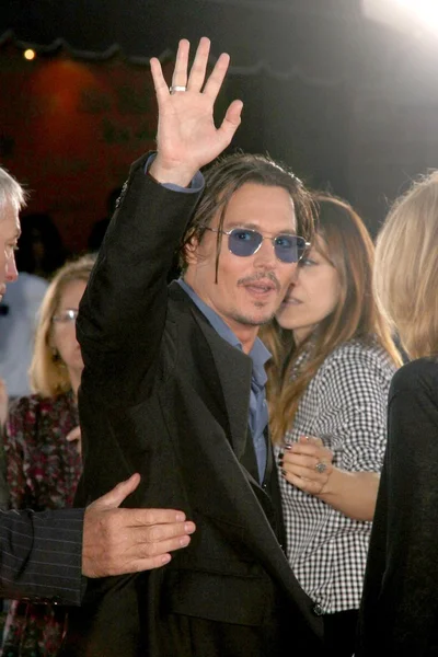 Johnny Depp bei der Premiere von "Public Enemies" in Los Angeles. Mann Village, Westwood, Ca. 06-23-09 — Stockfoto