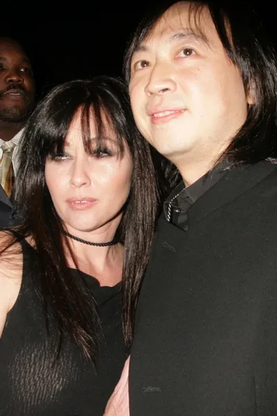 Shannen Doherty ja Wayne Kao — kuvapankkivalokuva