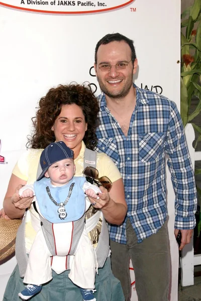 Marissa Jaret Winokur avec Judah Miller et son fils Zev — Photo