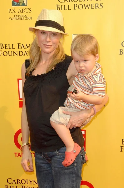 Julie Bowen en zoon Oliver — Stockfoto