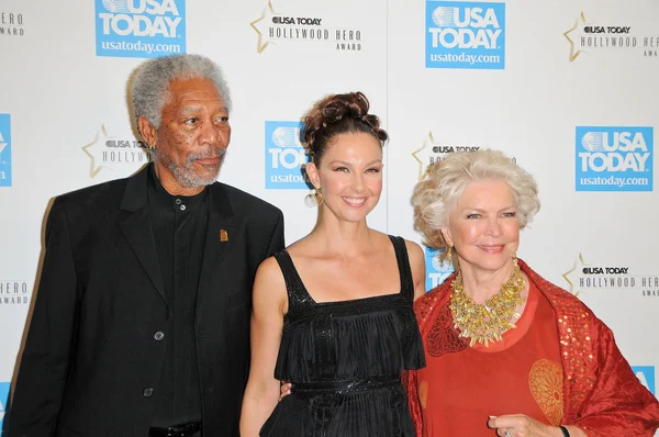 Morgan Freeman y Ashley Judd y Ellen Burstyn en el USA Today Hollywood Hero Gala en honor a Ashley Judd, Montage Hotel, Beverly Hills, CA. 11-10-09 —  Fotos de Stock