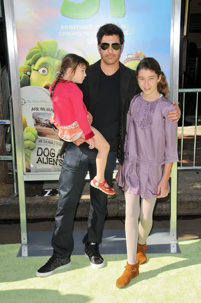 Dylan McDermott and daughters at the "Planet 51" Los Angeles Premiere, Mann Village Theater, Westwood, CA. 11-14-09 — Stock Photo, Image