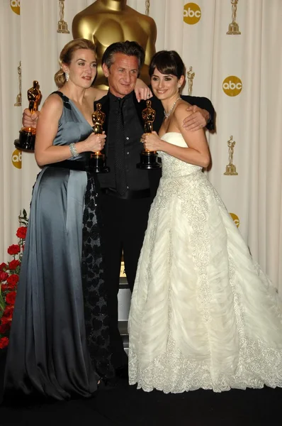 Kate Winslet con Sean Penn y Penélope Cruz en la Sala de Prensa en los 81º Premios Anuales de la Academia. Teatro Kodak, Hollywood, CA. 02-22-09 — Foto de Stock