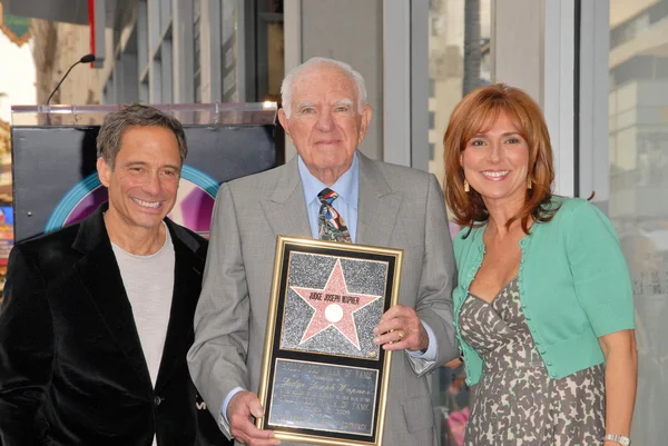 Harvey Levin, le juge Joseph A. Wapner et la juge Marilyn Milian lors de la cérémonie d'intronisation du juge Joseph A.Wapner au Hollywood Walk of Fame, Hollywood, CA. 11-12-09 — Photo