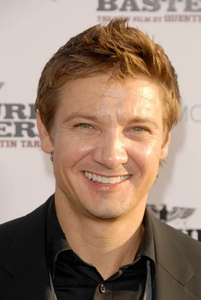 Jeremy Renner en el estreno en Los Ángeles de 'Inglourious Basterds'. Grauman 's Chinese Theatre, Hollywood, CA. 08-10-09 — Foto de Stock