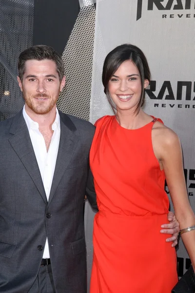 Dave Annable and Odette Yustman at the Los Angeles Premiere of 'Transformers Revenge of the Fallen'. Mann Village Theatre, Westwood, CA. 06-22-09 — 图库照片