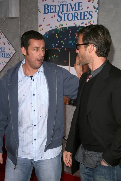 Adam Sandler y Guy Pearce en el estreno de Los Ángeles de Bedtime Stories. Teatro El Capitan, Hollywood, CA. 12-18-08 —  Fotos de Stock