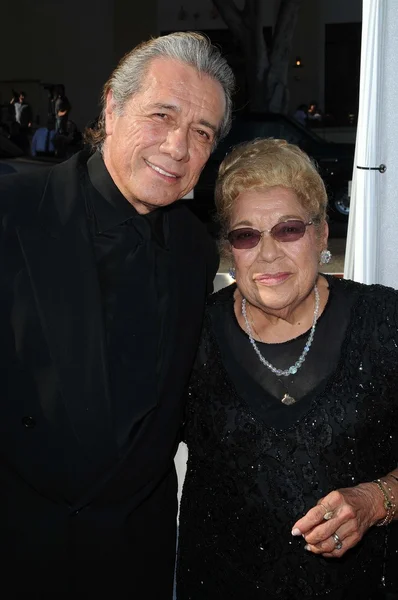 Edward James Olmos and his mother Eleanor — ストック写真
