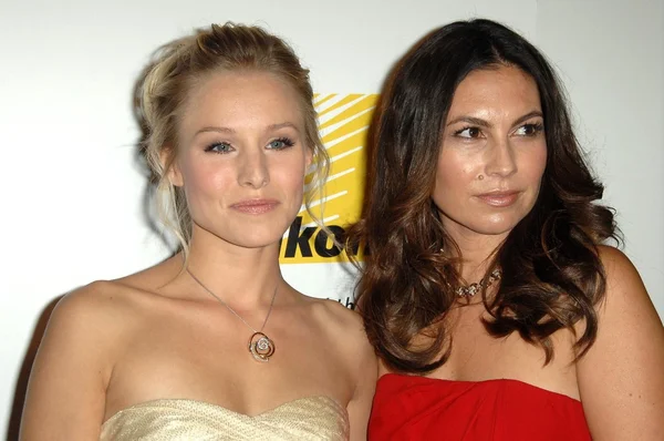 Kristen Bell i Nicole Chavez — Zdjęcie stockowe