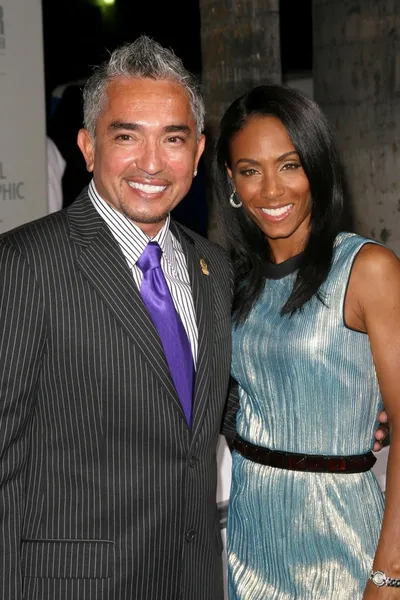 Cesar Millan y Jada Pinkett Smith en la fiesta para celebrar el episodio 100 de 'Dog Whisperer'. Boulevard 3, Hollywood, CA. 09-17-08 — Foto de Stock