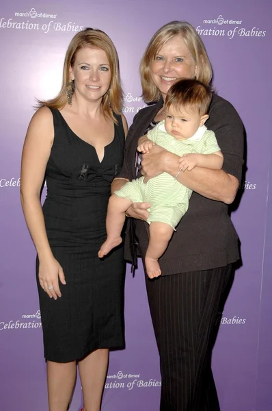 Melissa Joan Hart e il figlio Braydon con Debbie Martin — Foto Stock