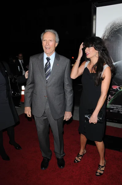 Clint Eastwood ja Dina Eastwood — kuvapankkivalokuva