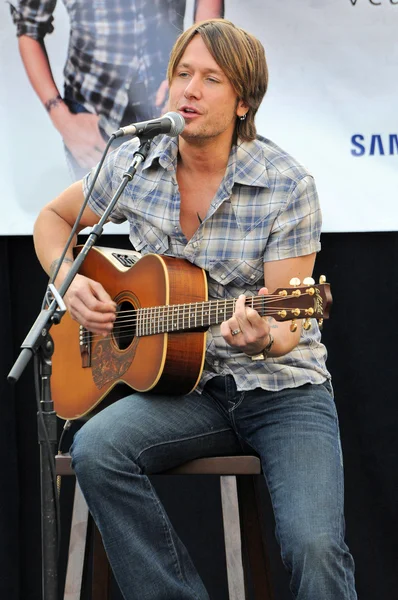 Keith Urban at a free acoustic concert by Keith Urban, sponsored by Verizon Wireless and Samsung Mobile, Verizon Wireless Store, Pasadena, CA. 11-21-09 — Stock Photo, Image