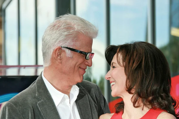 Mary Steenburgen with Ted Danson at the induction ceremony for Mary Steenburgen into the Hollywood Walk of Fame, Hollywood Blvd., Hollywood. CA. 12-16-09 — Stock fotografie