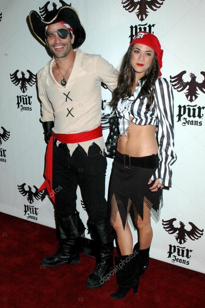 Fantasia de pirata casal  Halloween outfits, Couples costumes, Pirate  halloween costumes