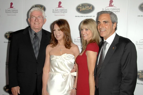 Phil Donahue e Marlo Thomas con Tony Thomas e moglie — Foto Stock