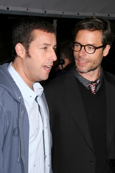 Adam sandler und guy pearce bei der los angeles premiere von Gute-Nacht-Geschichten. el capitan theater, hollywood, ca. 18-12-08 — Stockfoto