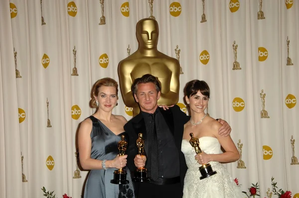 Kate winslet z Seanem Pennem i penelope cruz w sali prasowej 81 Akademii rocznej nagrody. Kodak theatre w hollywood, ca. 02-22-09 — Zdjęcie stockowe