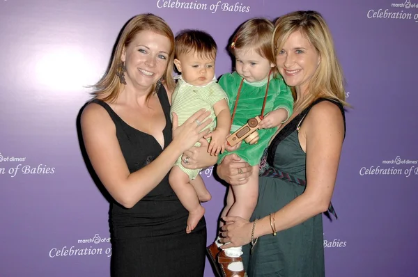 Melissa Joan Hart e hijo Braydon con Kellie Martin y su hija Margaret — Foto de Stock